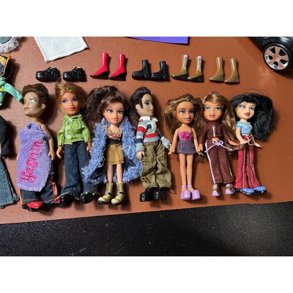 Bratz Doll Lot with Mini Car, Surfboard, Accessories, Clothes and 7 Dolls - Picture 2 of 7